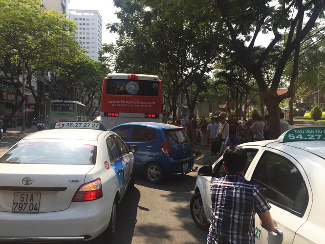Sài Gòn- Cấm ô tô dừng đỗ khu phố Tây