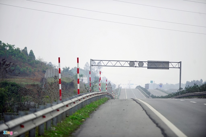 11 Nguy cơ tai nạn 'rình rập' trên cao tốc Nội Bài