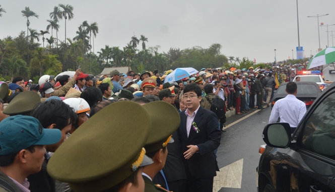 Hàng ngàn người dân đội mưa dự lễ khánh thành cầu 