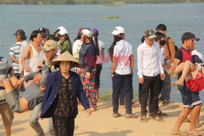 Lật ghe trên sông Trà Khúc, 9 học sinh chết đuối t