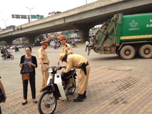 Hà Nội tổng kiểm tra hàng loạt xe tải đi