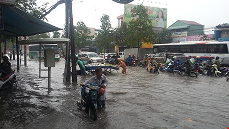 Ấm lòng hình đẹp của CSGT Biên Hòa trong cơn mưa t
