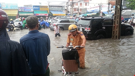 Ấm lòng hình đẹp của CSGT Biên Hòa trong cơn mưa t