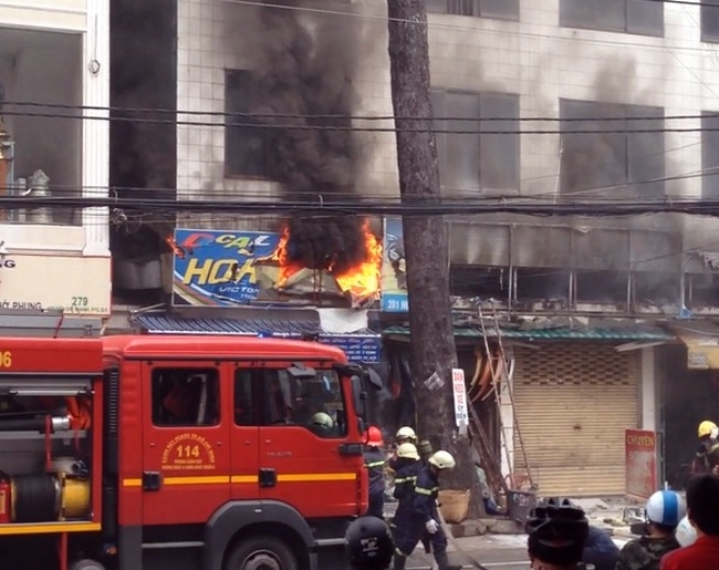 Hỏa hoạn lớn ở trung tâm Sài Gòn, 4 cửa hàng cháy 