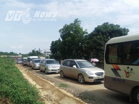 Quốc lộ 43 tắc 5km vì dân ùn ùn đi hái mận