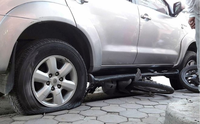 Fortuner điên húc hàng chục xe máy trên phố Xã Đàn