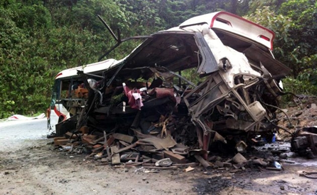 2 Hiện trường vụ nổ xe khách ở Lào là
