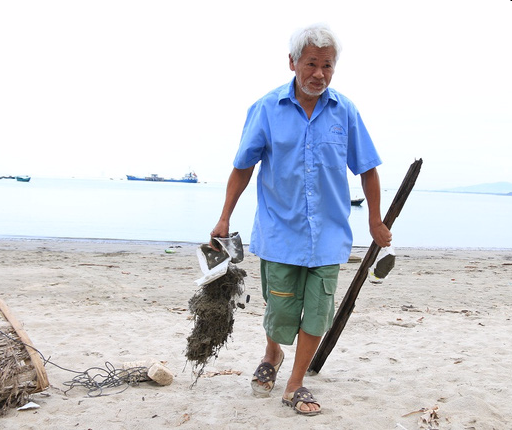 6 năm cần mẫn nhặt rác không công trên bãi biển Đà