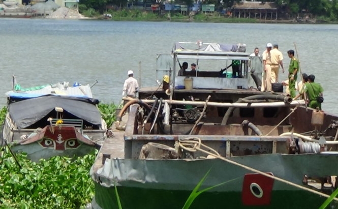 Sà lan tông ghe đang đậu, 2 mẹ con chết thảm