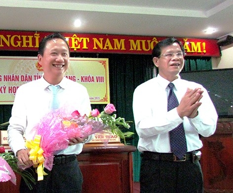 Ông Trịnh Xuân Thanh (trái) được HĐND tỉnh Hậu Gia