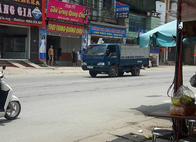 Nam thanh niên bị nhóm người đi ô tô chặ