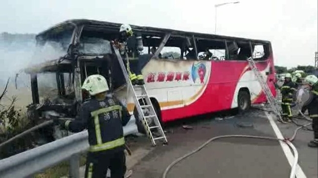 Xe buýt cháy như đuốc trên cao tốc, ít nhất 26 ngư