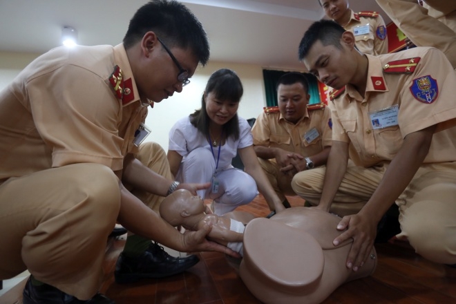 4 Cảnh sát giao thông Hà Nội học cách đỡ