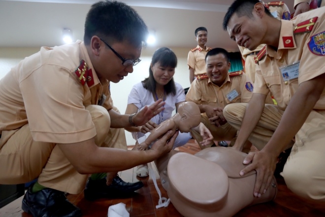 5 Cảnh sát giao thông Hà Nội học cách đỡ