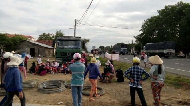 Hàng trăm người chặn quốc lộ không cho