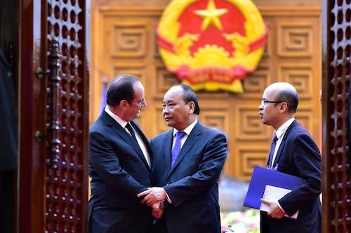 2 Thủ tướng Nguyễn Xuân Phúc tặng Tổng thống Pháp 