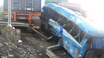 Tai nạn ô tô liên hoàn ở Hòa Bình, 6 người thương 