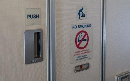 2 Lý do máy bay cấm hút thuốc nhưng vẫn 