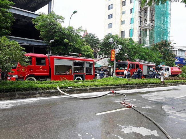 2 Xe buýt đột ngột bốc cháy dữ dội, 20 hành khách 