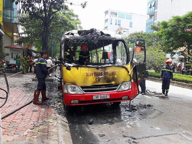 3 Xe buýt đột ngột bốc cháy dữ dội, 20 hành khách 