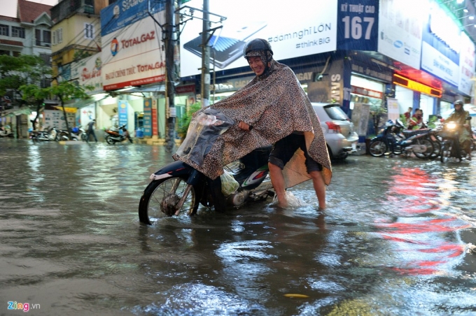 Người Hà Nội lội bì bõm sau cơn mưa rào