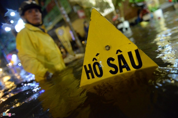 12 Cảnh vật lộn với nước ngập sau mưa lớn ở Sài Gò