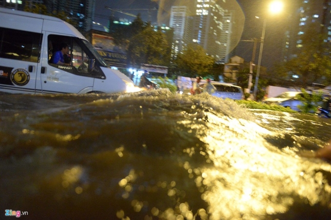 13 Cảnh vật lộn với nước ngập sau mưa lớn ở Sài Gò