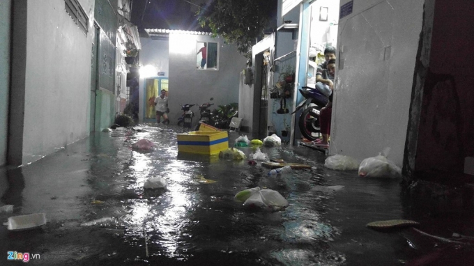 14 Cảnh vật lộn với nước ngập sau mưa lớn ở Sài Gò