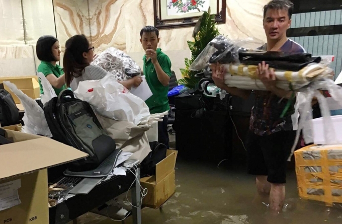 15 Cảnh vật lộn với nước ngập sau mưa lớn ở Sài Gò
