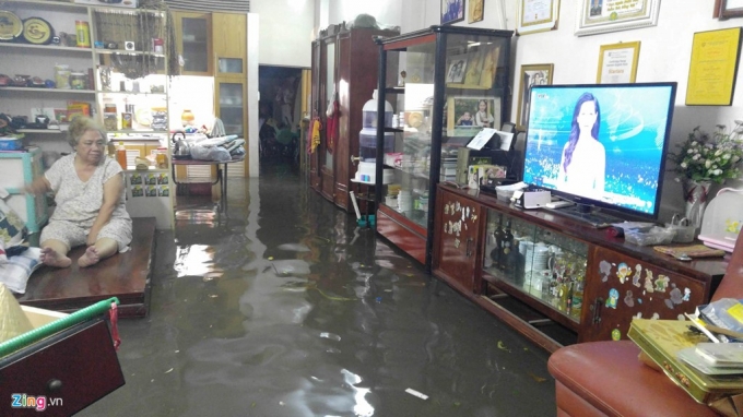 16 Cảnh vật lộn với nước ngập sau mưa lớn ở Sài Gò