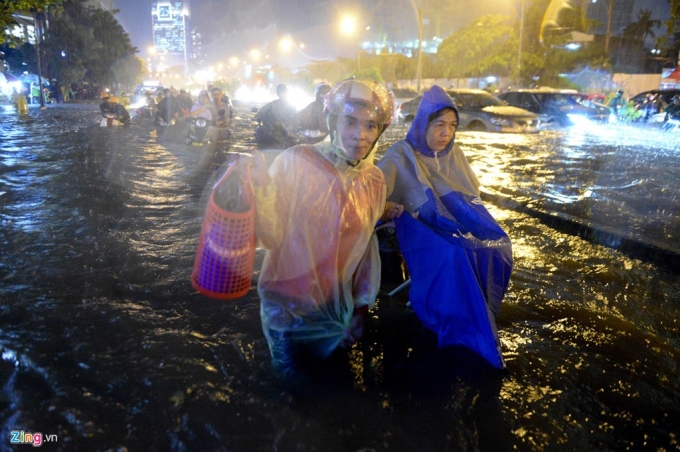 2 Cảnh vật lộn với nước ngập sau mưa lớn ở Sài Gòn