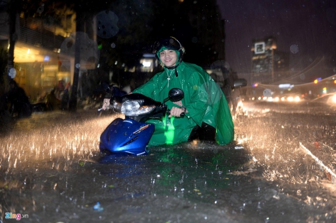 3 Cảnh vật lộn với nước ngập sau mưa lớn ở Sài Gòn