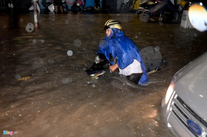 4 Cảnh vật lộn với nước ngập sau mưa lớn ở Sài Gòn