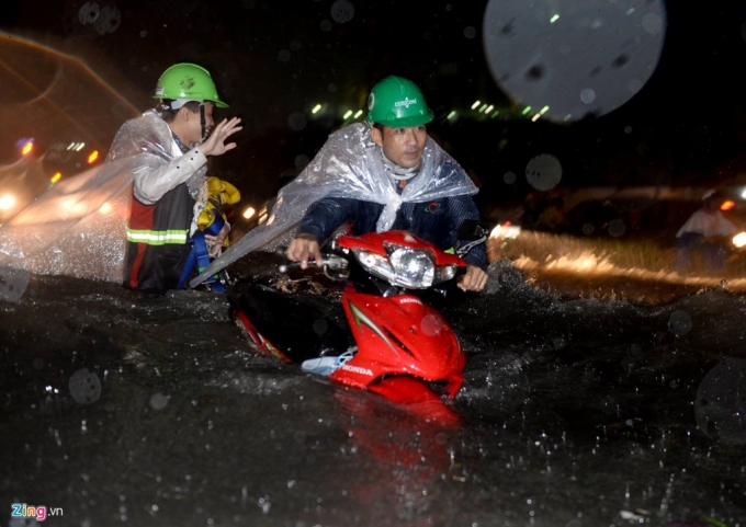5 Cảnh vật lộn với nước ngập sau mưa lớn ở Sài Gòn