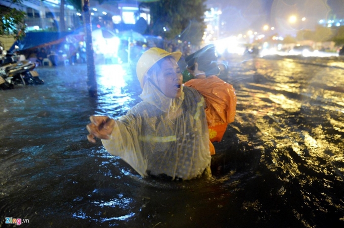 6 Cảnh vật lộn với nước ngập sau mưa lớn ở Sài Gòn