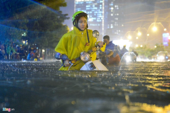 7 Cảnh vật lộn với nước ngập sau mưa lớn ở Sài Gòn