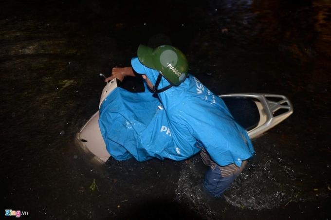 8 Cảnh vật lộn với nước ngập sau mưa lớn ở Sài Gòn