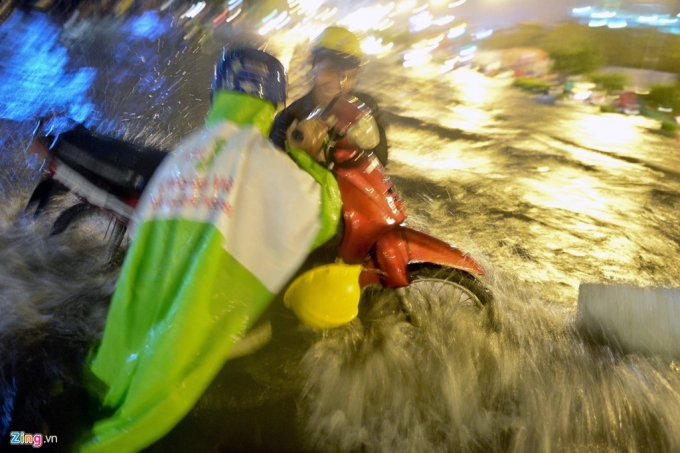 9 Cảnh vật lộn với nước ngập sau mưa lớn ở Sài Gòn