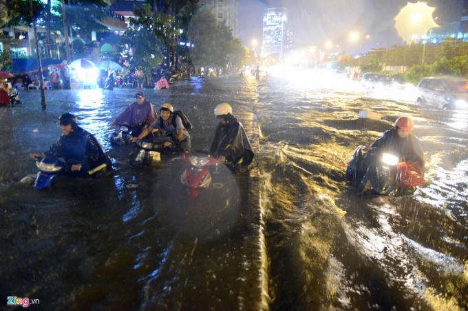 Cảnh vật lộn với nước ngập sau mưa lớn ở Sài Gòn