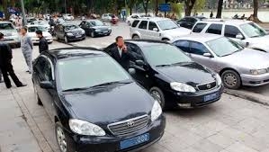 Thứ trưởng Bộ Tài chính đi taxi, tự lái xe đi làm 