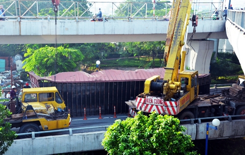 Xe container lật ngang cầu trung tâm ở Sài Gòn