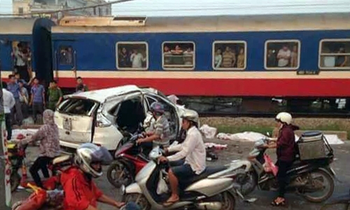 Ôtô bị vò nát sau va chạm tàu hỏa, 5 người chết