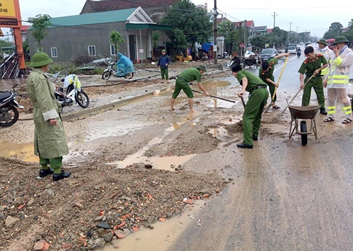 Cảnh sát dọn bùn trên quốc lộ 1