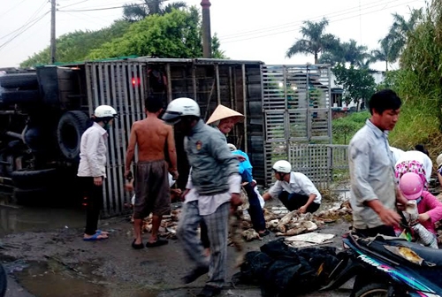 Gần 800 trên ôtô tải lật, người dân xu