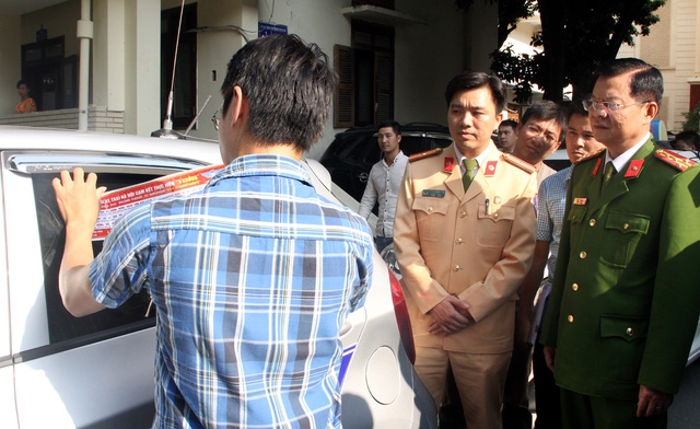 2 Hà Nội dán đề can cho 19.500 taxi để tuyên truyề