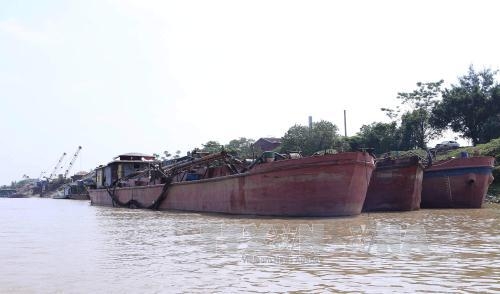 Bắt giữ 14 tàu khai thác cát trái phép trên sông H