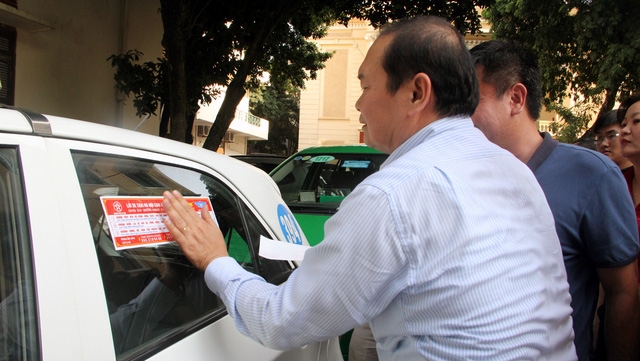 Hà Nội dán đề can cho 19.500 taxi để tuyên truyền 