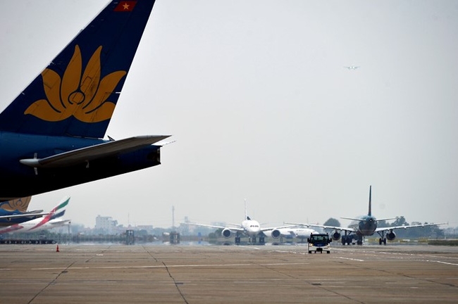 Máy bay xếp hàng cất cánh ở Nội Bài