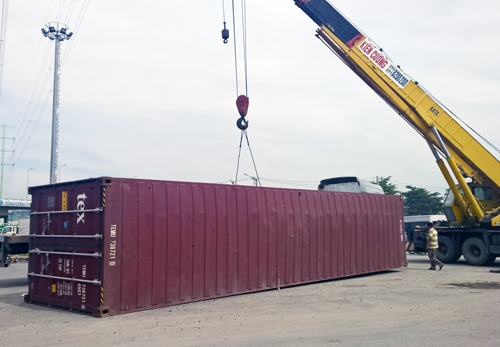 Thùng container văng xuống vòng xoay ở Sài