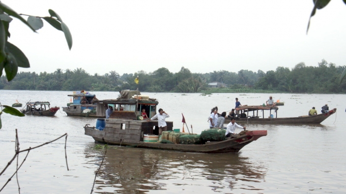 Ghe thủng đáy trong đêm, hai mẹ con bị chìm 